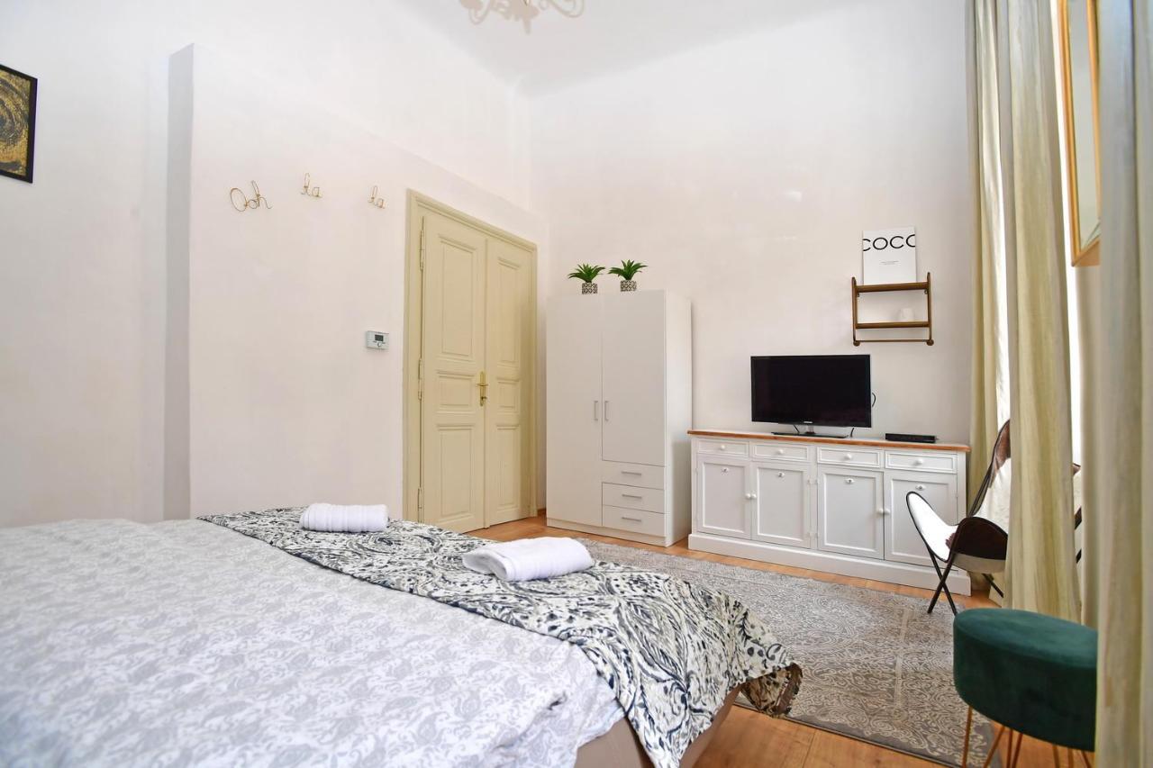 Lovely Little Cosy Apt In Prag Eksteriør billede